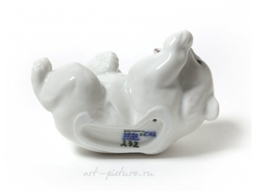 Белый полярный медвежонок. Дания, г. Копенгаген, Royal Copenhagen