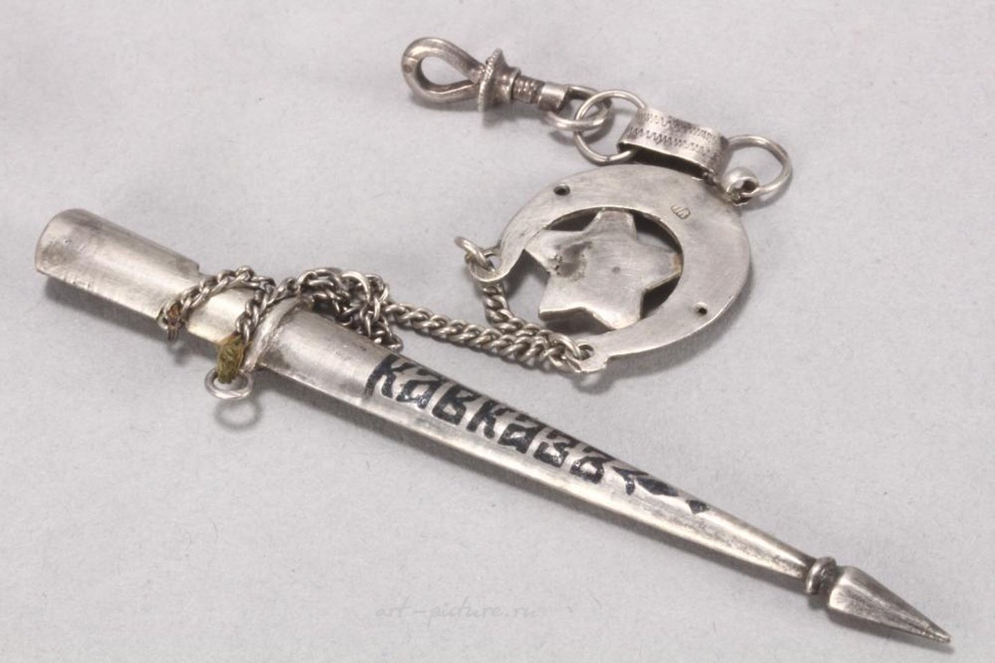 Русское серебро , Серебряная и ниелловая брошь с кавказским кинжалом.