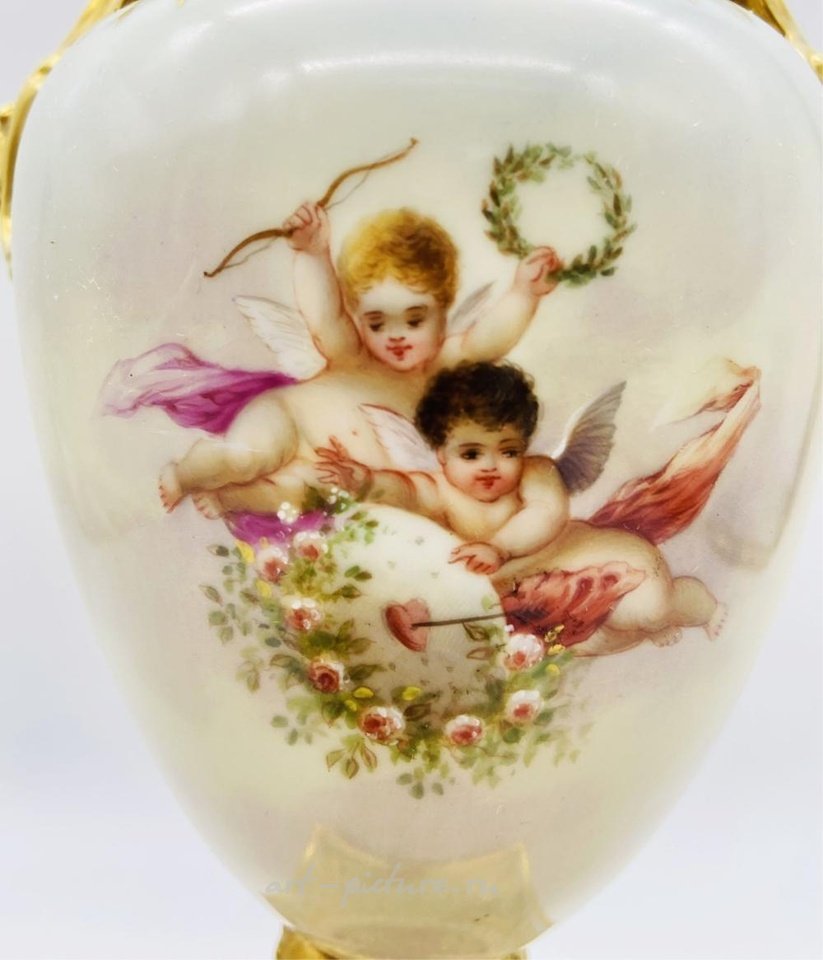 Royal Vienna , Ваза из фарфора 19 века с ручной росписью и золотыми узорами из Royal Vienna