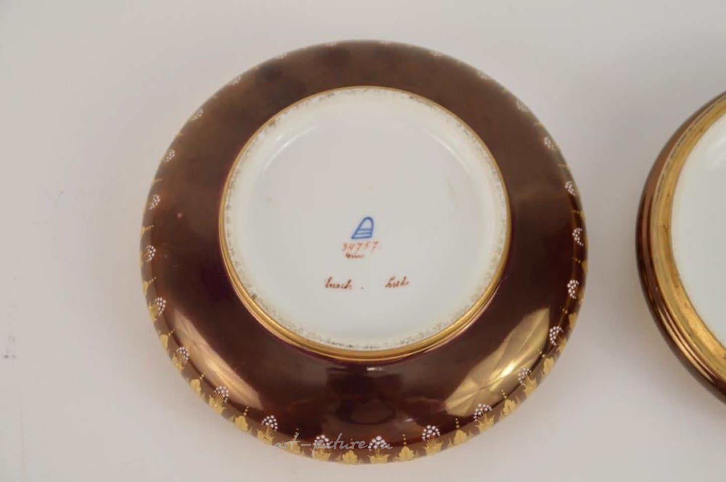 Royal Vienna , Королевская вена: фарфоровая шкатулка с изображением двух девственниц