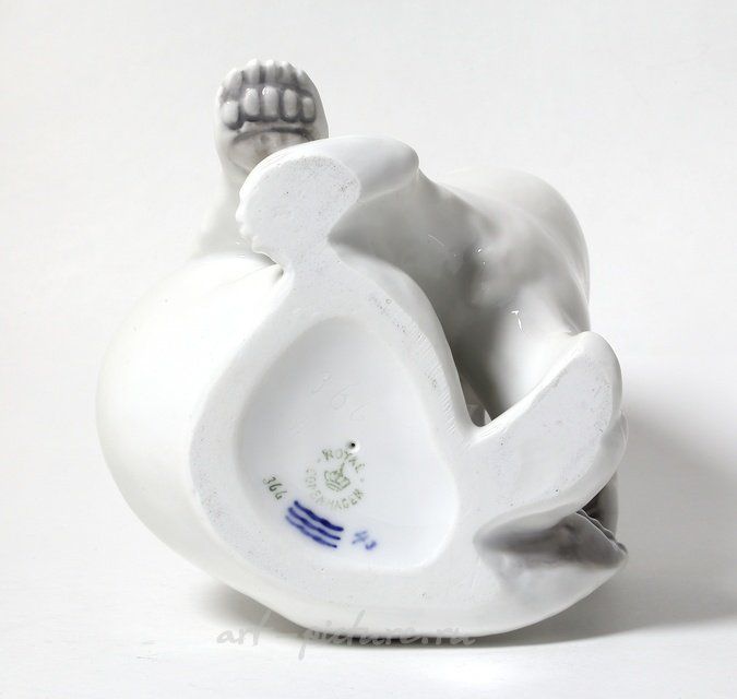 一对玩耍的熊。丹麦，哥本哈根，皇家哥本哈根，1898 - 1923年。