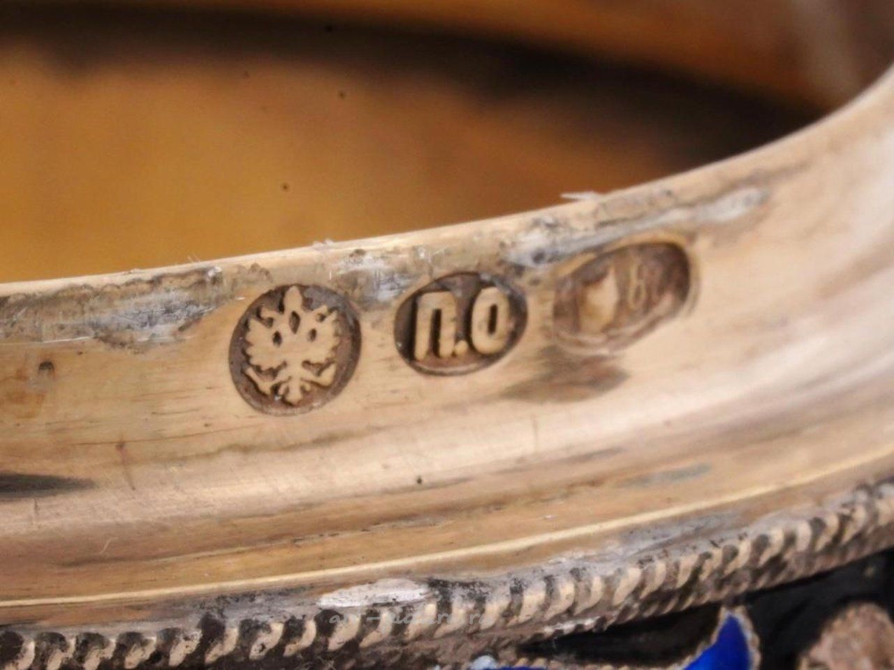 Русское серебро , Русская серебряная яйцевидная шкатулка с эмалью в технике клоизонне