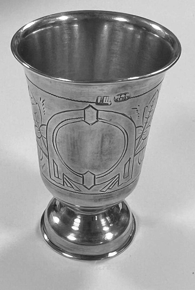 Русское серебро , Четыре серебряных рюмки для водки из русского металла.