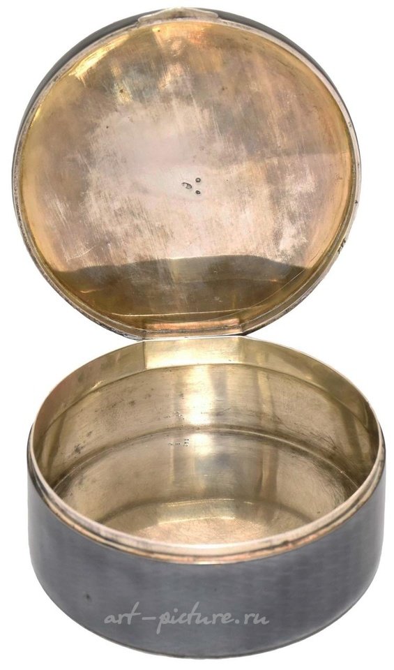 Русское серебро , Русская серебряная коробка с портретом женщины в классическом стиле...