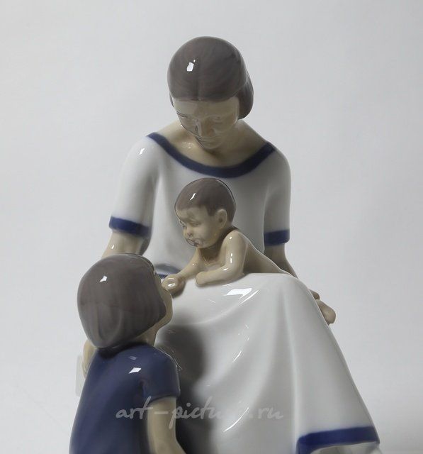 Мама с двумя детьми.Дания, г. Копенгаген, Bing & Grondahl