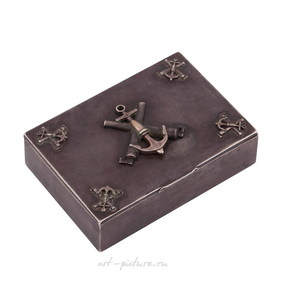 Русское серебро , Русская серебряная сигарная коробка с отлитыми эмблемами флота