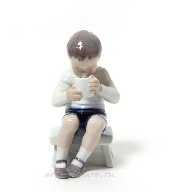 Виктор. Мальчик, пьющий молоко. Дания, г. Копенгаген, Bing & Grondahl