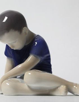 купить Мальчик, сидящий с опущенной головой