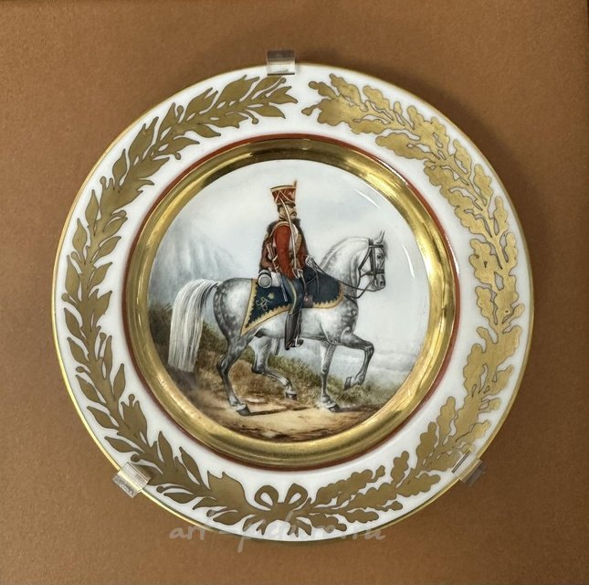 ФАРФОРОВАЯ ТАРЕЛКА С РУЧНОЙ РОСПИСЬЮ “ОБЕР-ОФИЦЕР ЛЕЙБ-ГВАРДЕЙСКОГО ГУСАРСКОГО ПОЛКА”