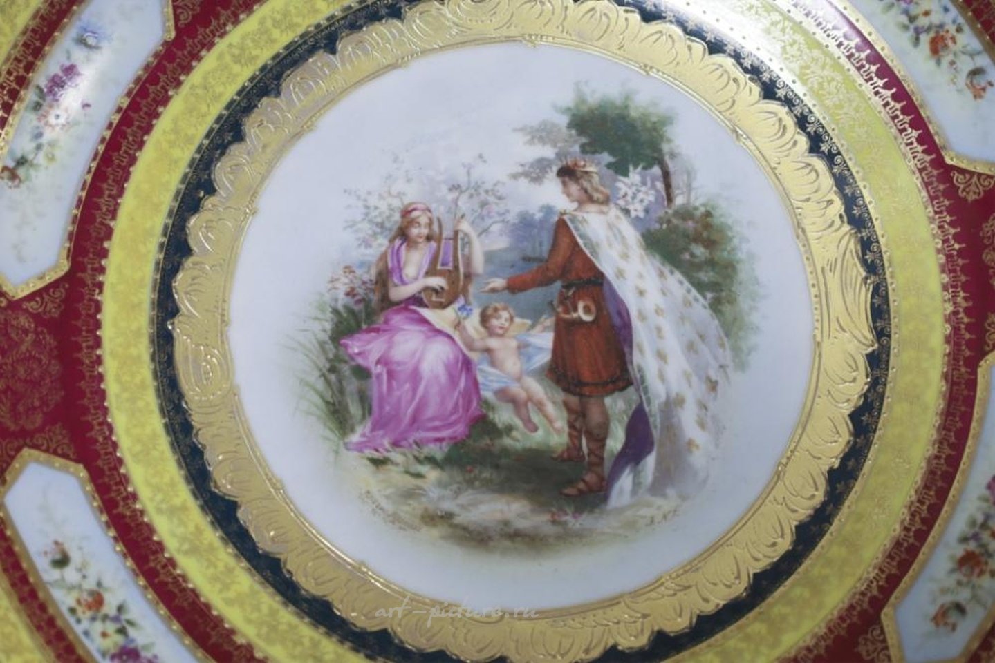 维也纳皇家瓷器 , 皇家维也纳瓷器带盖人像瓮