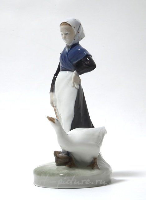 Девушка пасущая гуся​ Royal Copenhagen