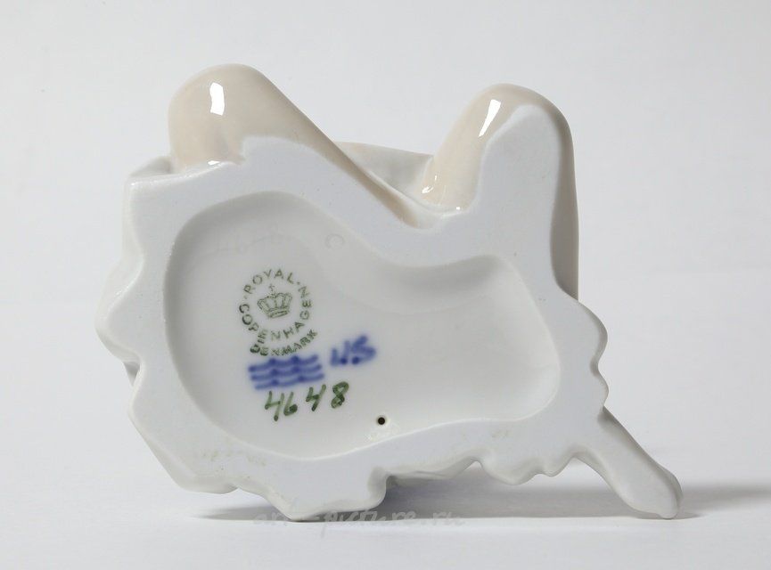 Девочка, поправляющая волосы. Дания, г. Копенгаген, Royal Copenhagen