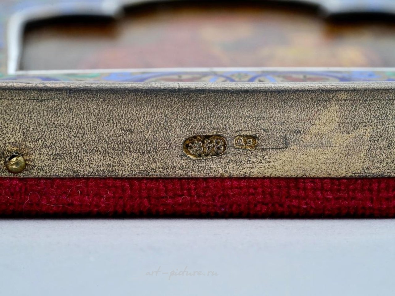 Русское серебро , Русская православная икона из позолоченного серебра и клоизоне эмали