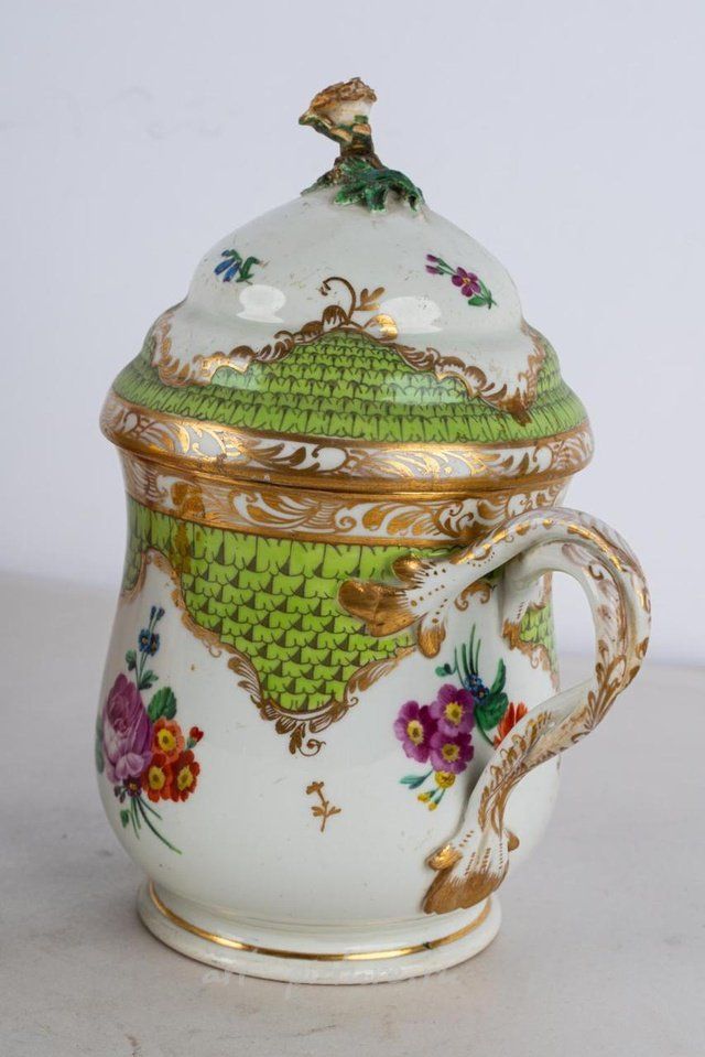 Royal Vienna , Фарфоровые чашки Вены с клеймом "пчелиный улей" и золотыми краями