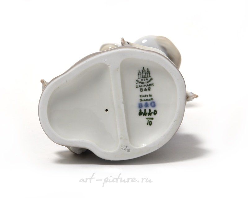 喂鸟的女孩。丹麦，哥本哈根，Bing & Grondahl