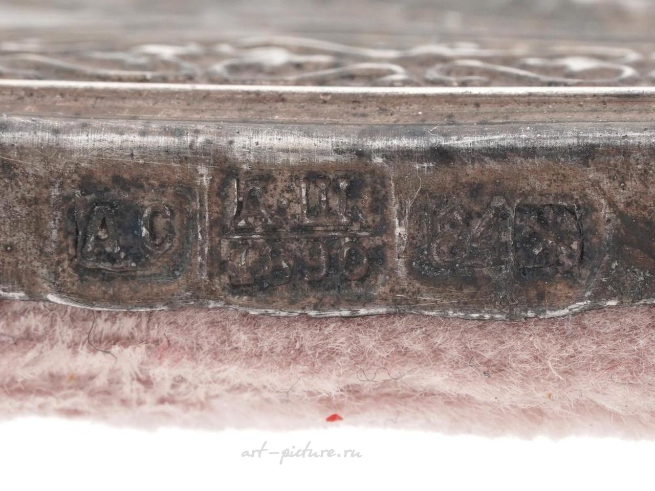 Русское серебро , Антикварная русская православная икона 19 века, изображающая Святого Георгия, убивающего змея.