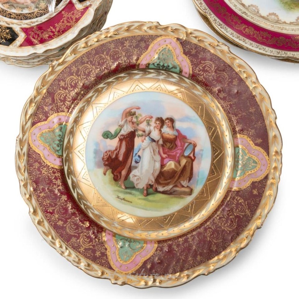 Royal Vienna , Набор фарфоровых кабинетных тарелок в стиле Королевской Вены, 42 шт.