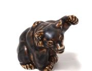 Медвежонок с поднятой лапой. Дания, г. Копенгаген, Royal Copenhagen