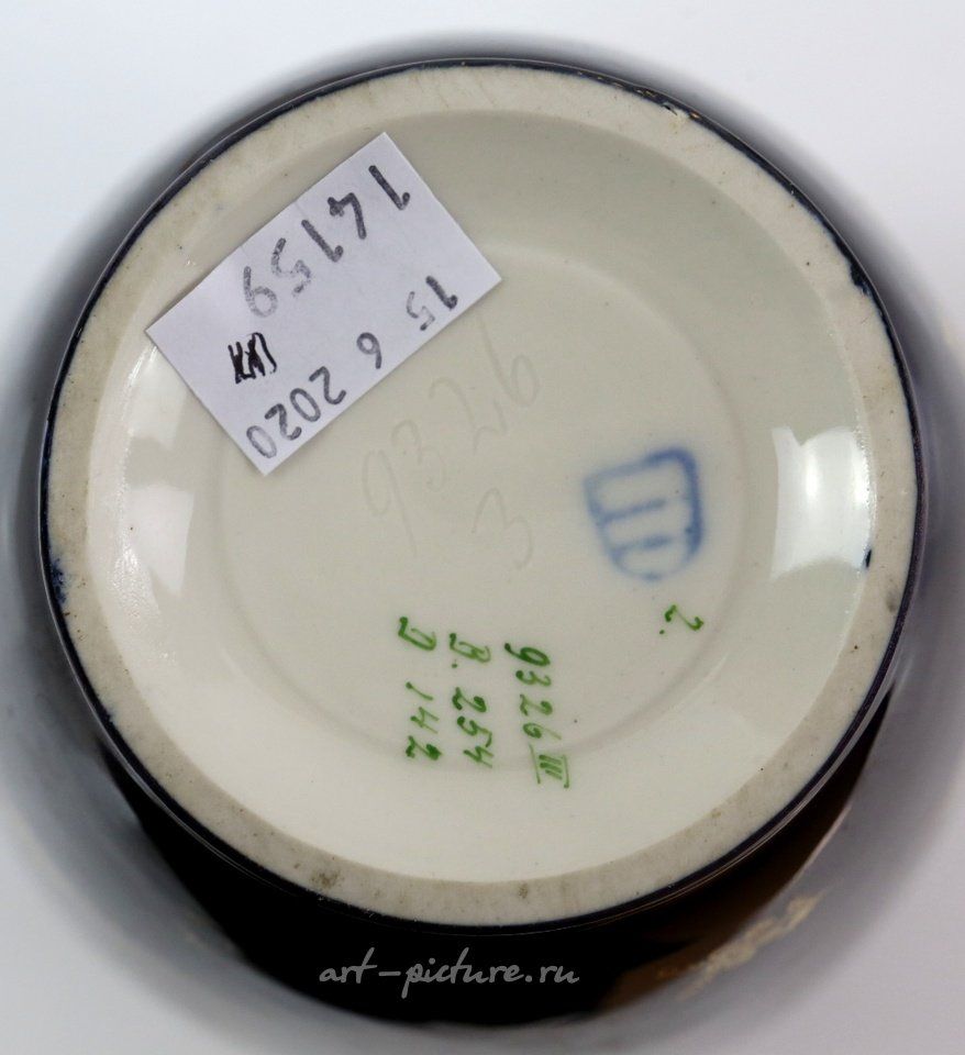 Royal Vienna , Фарфоровая ваза с изображением женщины, играющей на арфе, и другие предметы