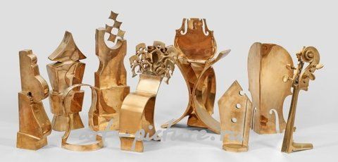 Работы Армана, который был представлен на выставках Documenta в Касселе в 1964, 1968 и 1977 годах, можно найти в Музее современного искусства в Нью-Йорке, Музее Хиршхорна в Вашингтоне и Тейт Галерее в Лондоне, среди других