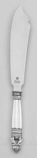 Тортовый нож "Орех" от Георга Йенсена: стерлинговое серебро, изогнутое лезвие, украшенная рукоять.