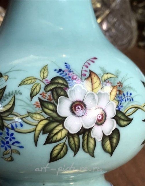 Ваза производства Императорского фарфорового завода Санкт-Петербург, период правления Александра II (1860-1870 гг.).