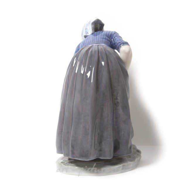 Девушка, собирающая картошку. Дания, г. Копенгаген, Royal Copenhagen