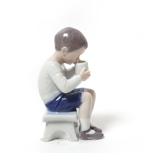 Виктор. Мальчик, пьющий молоко. Дания, г. Копенгаген, Bing & Grondahl