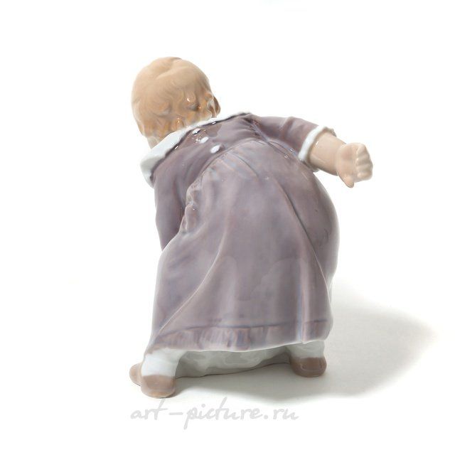 Девочка, поправляющая подол. Дания, г. Копенгаген, Bing & Grondahl