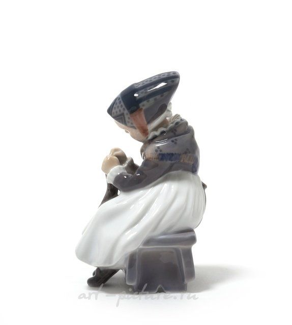 Вяжущая девочка. Дания, г. Копенгаген, Royal Copenhagen