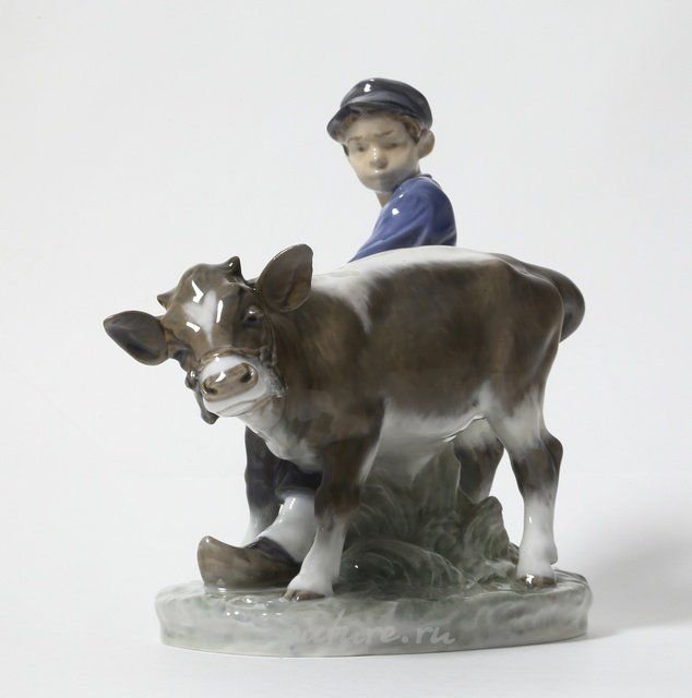 Паренек с теленком. Дания, г. Копенгаген, Royal Copenhagen
