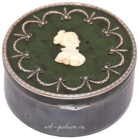 Русское серебро, Русская серебряная коробка с портретом женщины в классическом стиле...
