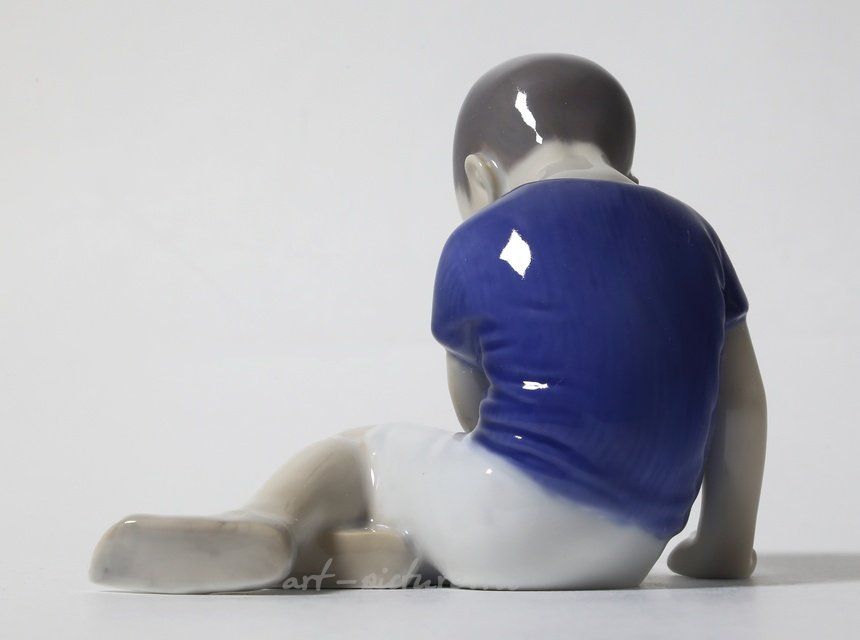 Мальчик, сидящий с опущенной головой