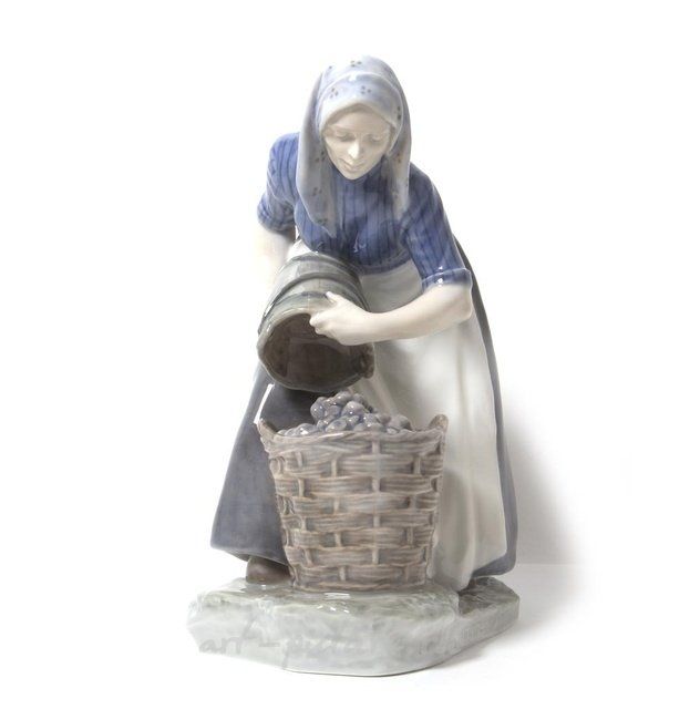 Девушка, собирающая картошку. Дания, г. Копенгаген, Royal Copenhagen