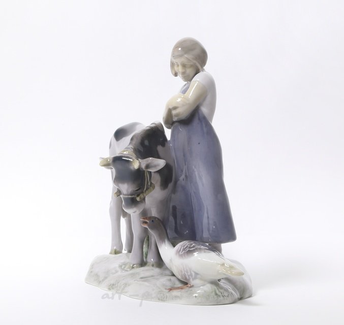 Девушка с коровой и гусем. Дания, г. Копенгаген, Bing & Grondahl