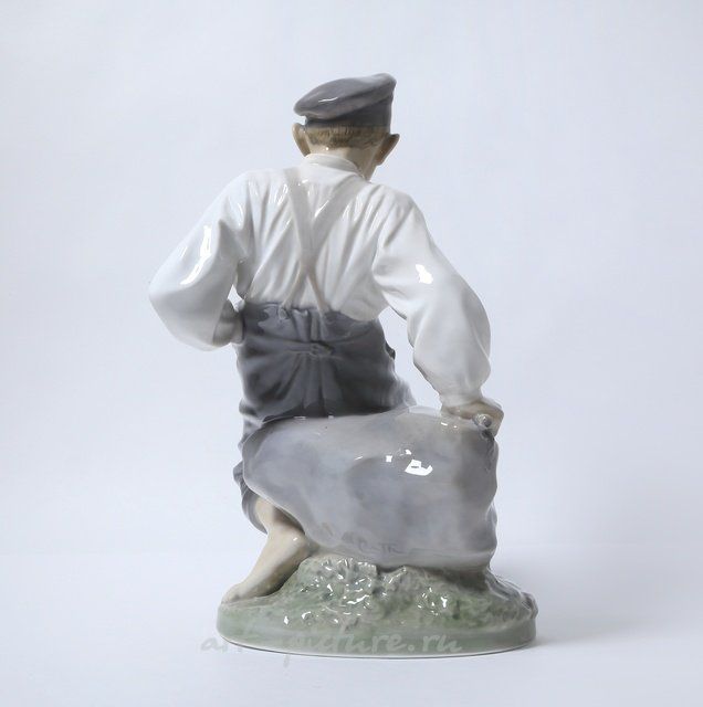 Паренек на камне. Дания, г. Копенгаген, Royal Copenhagen