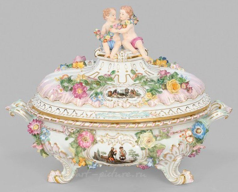 Великолепная фарфоровая супница из Мейсена с рельефными сценами