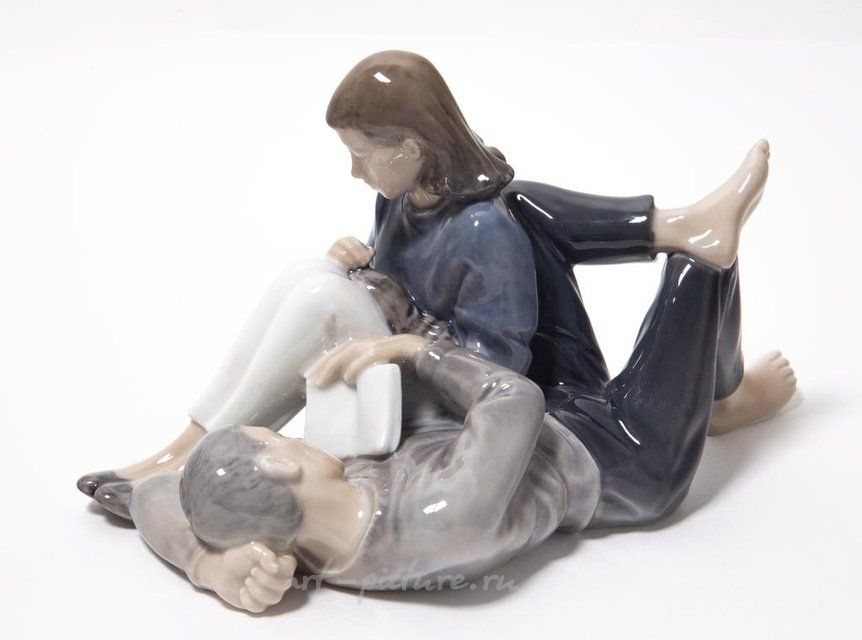 青少年在阅读。丹麦，哥本哈根，皇家哥本哈根