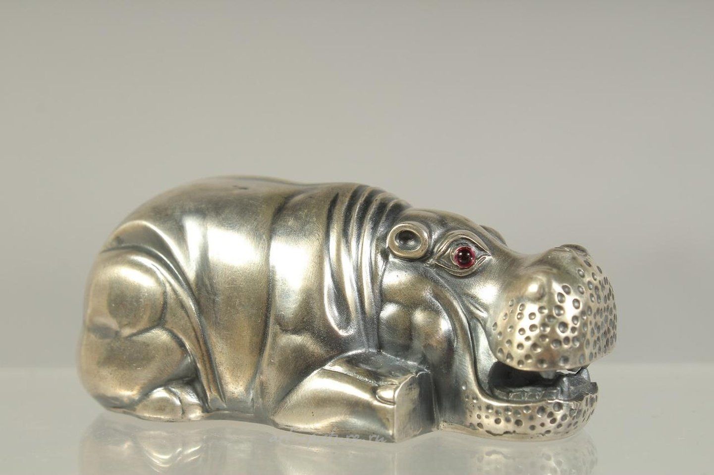 Русское серебро , Русский серебряный бегемот длиной 3 дюйма.