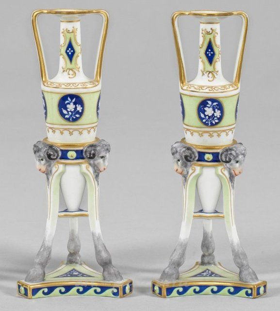 Маленькие амфорные вазы с рельефными скульптурами овечьих голов