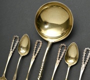 7 разнообразных частей позолоченного столового прибора, 19 век: русская кремовая...