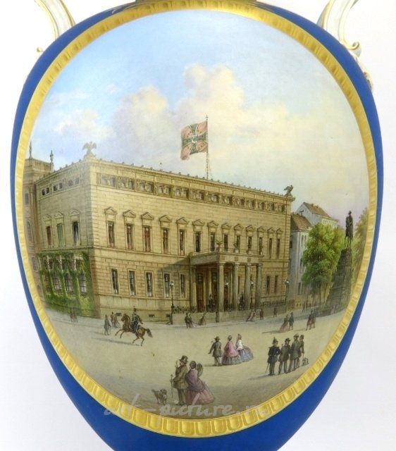 ВАЗА НА ОКТАГОНАЛЬНОМ ЦОКОЛЕ С РУЧКАМИ ИЗ БИСКВИТА. KPM БЕРЛИН. 1875 Г.