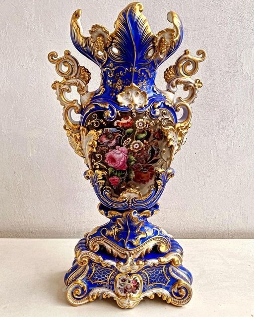 Ваза амфорообразная со скульптурными деталями. Попов. 1850—1860-е гг.