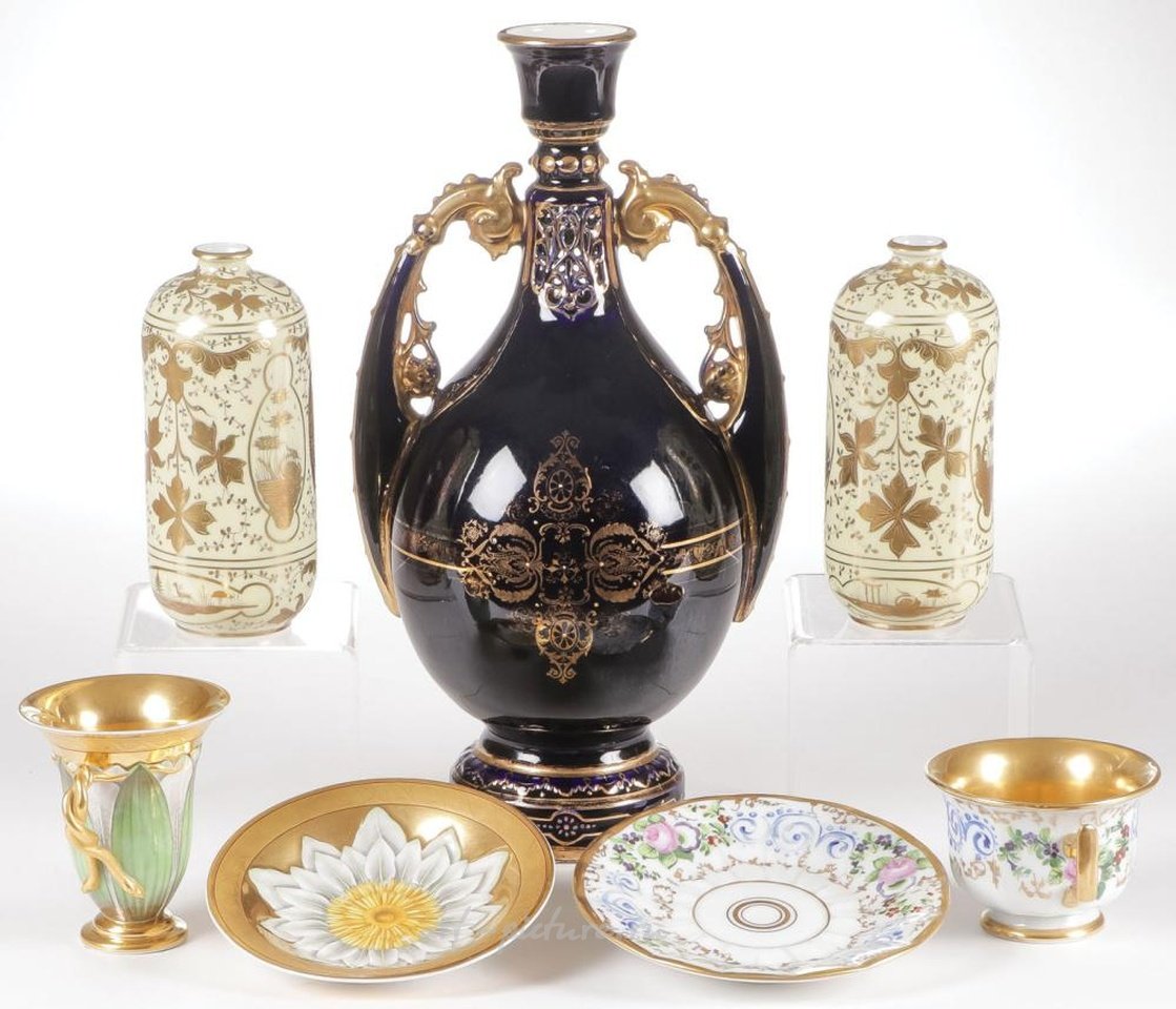 Royal Vienna , Фарфоровая группа с кобальтовым и золотым декором: ваза "Королевская Вена" и две вазы с золотым декором, а также изысканные чашки и блюдца от KPM.