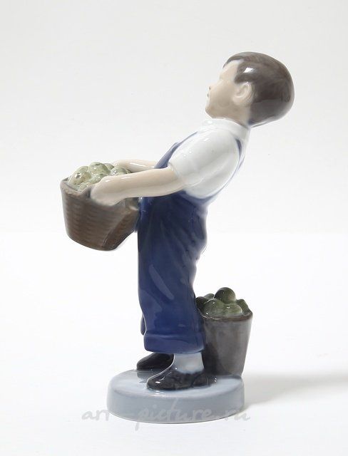 Октябрь - мальчик с яблоками. Дания, г. Копенгаген, Royal Copenhagen