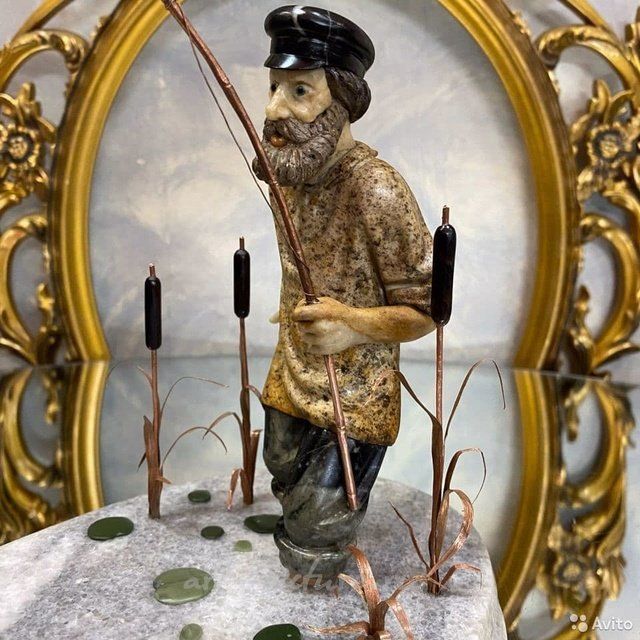 Авторская скульптура из камня Рыбак их цветных полудрагоценных камней