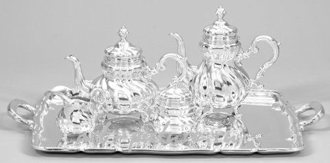 Серебряный кофейный и чайный сервиз в стиле барокко из пяти предметов.