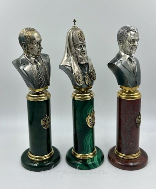 银色的普京V.V.、梅德韦杰夫D.A.、基里尔大主教的胸像在基座上