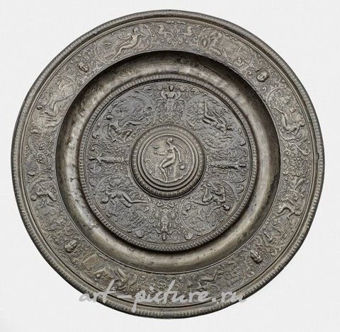 Большое французское рельефное оловянное блюдо XVI века с изображением Темперанции