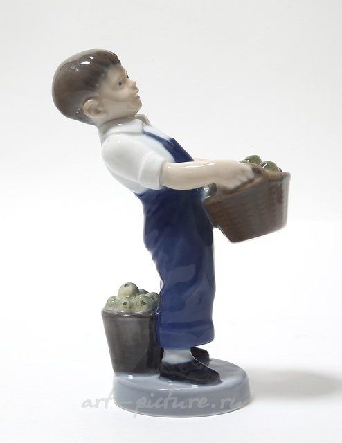 Октябрь - мальчик с яблоками. Дания, г. Копенгаген, Royal Copenhagen